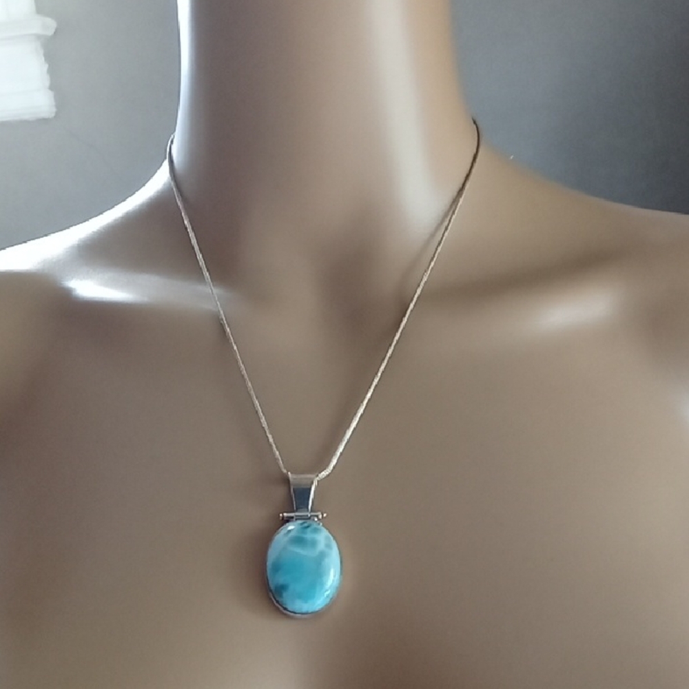 Elegant Silver and Blue Pendant Necklace